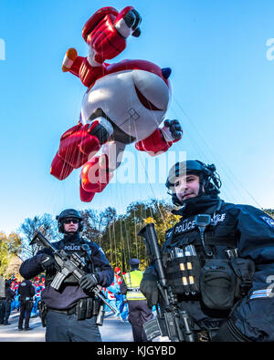 New York, USA, 23. Nov 2017. New York, USA, schwer bewaffnete Polizisten stand Guard wie ein Ballon der Jett aus Super Flügel in der Thanksgiving parade vor den Paw Patrol Chase im New Yorker Central Park West, Sicherheit ist eng um die Parade teilnimmt. Foto von Enrique Ufer/Alamy leben Nachrichten Stockfoto