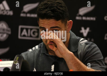 Cardiff, Großbritannien. 23 Nov, 2017. codie Taylor, die Neuseeland allblacks Rugbyspieler spricht zu den Medien während des neuseeländischen Rugby Team Ankündigung Pressekonferenz auf dem Hilton Hotel in Cardiff, South Wales am Donnerstag, den 23. November 2017. Das Team bereitet sich auf den Herbst internationale Reihe Test Match gegen Wales in Cardiff dieses Wochenende. pic von der Credit: Andrew Obstgarten/alamy leben Nachrichten Stockfoto