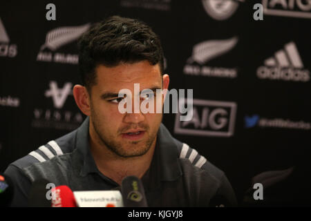 Cardiff, Großbritannien. 23 Nov, 2017. codie Taylor, die Neuseeland allblacks Rugbyspieler spricht zu den Medien während des neuseeländischen Rugby Team Ankündigung Pressekonferenz auf dem Hilton Hotel in Cardiff, South Wales am Donnerstag, den 23. November 2017. Das Team bereitet sich auf den Herbst internationale Reihe Test Match gegen Wales in Cardiff dieses Wochenende. pic von der Credit: Andrew Obstgarten/alamy leben Nachrichten Stockfoto