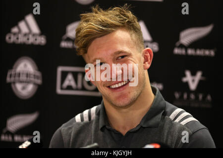 Cardiff, Großbritannien. 23 Nov, 2017. Damian Mckenzie, die Neuseeland allblacks Rugbyspieler spricht zu den Medien während des neuseeländischen Rugby Team Ankündigung Pressekonferenz auf dem Hilton Hotel in Cardiff, South Wales am Donnerstag, den 23. November 2017. Das Team bereitet sich auf den Herbst internationale Reihe Test Match gegen Wales in Cardiff dieses Wochenende. pic von der Credit: Andrew Obstgarten/alamy leben Nachrichten Stockfoto