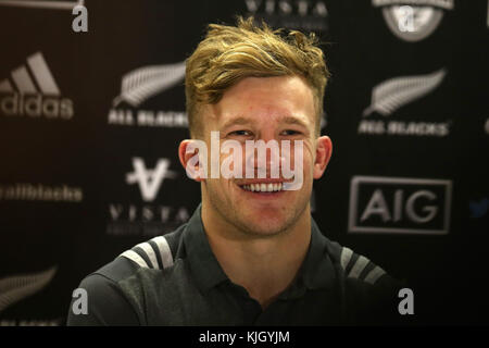 Cardiff, Großbritannien. 23 Nov, 2017. Damian Mckenzie, die Neuseeland allblacks Rugbyspieler spricht zu den Medien während des neuseeländischen Rugby Team Ankündigung Pressekonferenz auf dem Hilton Hotel in Cardiff, South Wales am Donnerstag, den 23. November 2017. Das Team bereitet sich auf den Herbst internationale Reihe Test Match gegen Wales in Cardiff dieses Wochenende. pic von der Credit: Andrew Obstgarten/alamy leben Nachrichten Stockfoto