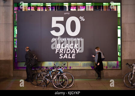 Oxford Street, London, Großbritannien. November 2017. Black Friday Verkaufsschilder in den Geschäften der Oxford Street. Quelle: Matthew Chattle/Alamy Live News Stockfoto