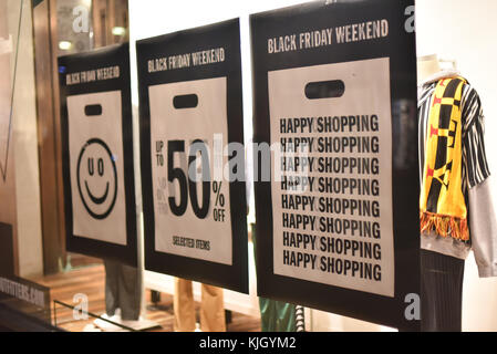 Oxford Street, London, Großbritannien. November 2017. Black Friday Verkaufsschilder in den Geschäften der Oxford Street. Quelle: Matthew Chattle/Alamy Live News Stockfoto