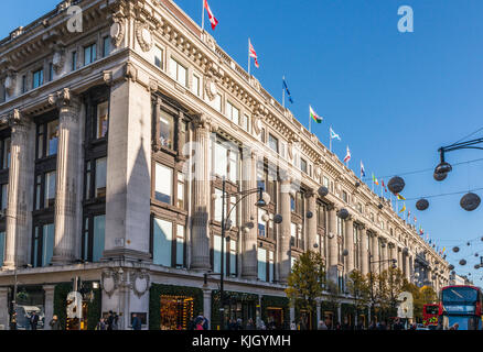 Die Oxford Street, London, UK. 23. November 2017. Sage und schreibe 750.000 LED-Lampen Kaste einen festlichen Glanz über die 1.778 Christbaumkugeln auch Futter der Welt-berühmten Shopping stretch. Dies ist der Beginn der Weihnachtseinkaufssaison der Straße. Credit: Alexandre Rotenberg/Alamy leben Nachrichten Stockfoto