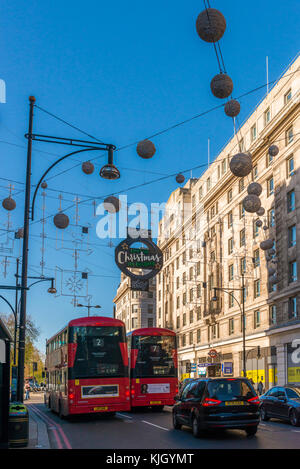 Die Oxford Street, London, UK. 23. November 2017. Eine satte 750.000 LED-Lampen Kaste einen festlichen Glanz über die 1.778 Christbaumkugeln auch Futter der Welt-berühmten Shopping stretch. Dies ist der Beginn der Weihnachtseinkaufssaison der Straße. Credit: Alexandre rotenberg/alamy leben Nachrichten Stockfoto