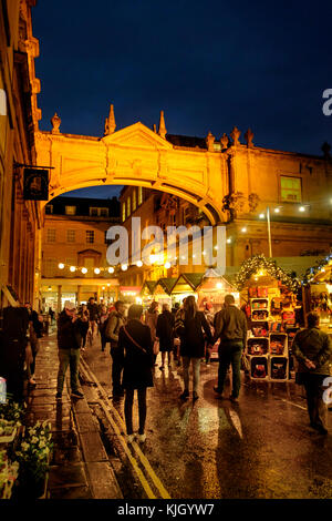 Badewanne Weihnachtsmarkt 2017. Besucher genießen die Unterhaltung während auf der Suche nach Weihnachtsgeschenken im Zentrum der historischen Stadt Bath. Der Markt geöffnet heute ist der 23. November und 10. Dezember 2017 laufen. Besucher- und Abschaltdruck Inhaber aus ganz Europa bei diesem jährlichen Spektakel kommen. © Herr Standfast/Alamy leben Nachrichten Stockfoto