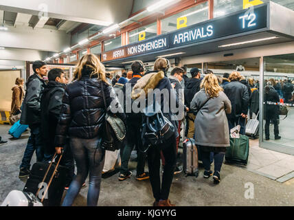 Lange Einwanderung Warteschlange am Flughafen Malpensa in Mailand, Italien für Ankünfte der Non-Schengen-Reisende aus Großbritannien Stockfoto