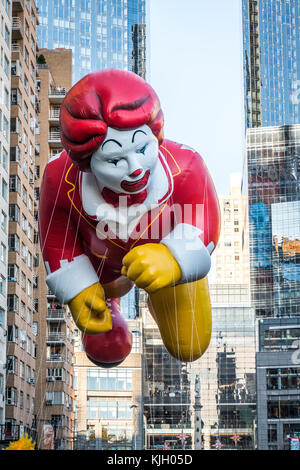 New York, USA. 23 Nov, 2017. New York, USA, ein Ballon von Ronald MacDonald fliegt über den New Yorker Columbus Circle während der 2017 Macy's Thanksgiving Day Parade. Credit: Enrique Ufer/Alamy leben Nachrichten Stockfoto