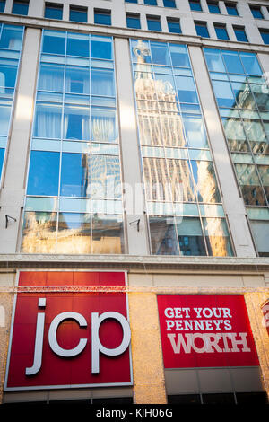 New York, USA. 23 Nov, 2017. Die jcpenney Store in New York am Thanksgiving Tag, Donnerstag, 23. November 2017. jcpenney um 14:00 Uhr öffnete die Schnäppchenjäger. Credit: Richard Levine/alamy Leben Nachrichten unterzubringen Stockfoto