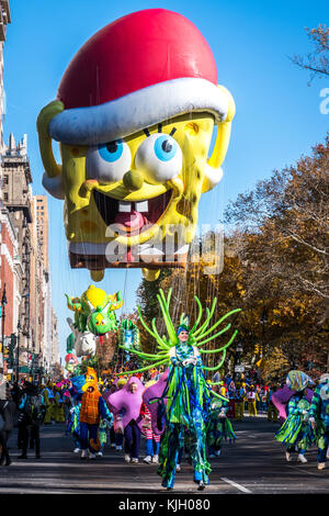 New York, USA. 23 Nov, 2017. Ein Ballon von SpongeBob beteiligt sich an der 2017 Macy's Thanksgiving Day Parade durch New Yorker Central Park West. Credit: Enrique Ufer/Alamy leben Nachrichten Stockfoto