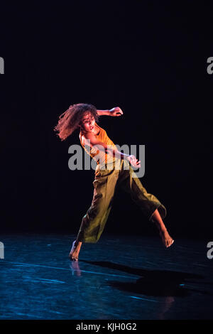 London, Großbritannien. 23 Nov, 2017. gianluca vincentini präsentiert wild card Sadler's Wells. Auf dem Foto von der Ruhe extrahieren. Choreographie: jamaal burkmar. Credit: danilo Moroni/alamy leben Nachrichten Stockfoto