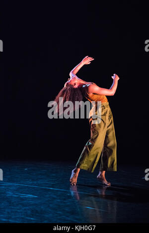 London, Großbritannien. 23 Nov, 2017. gianluca vincentini präsentiert wild card Sadler's Wells. Auf dem Foto von der Ruhe extrahieren. Choreographie: jamaal burkmar. Credit: danilo Moroni/alamy leben Nachrichten Stockfoto