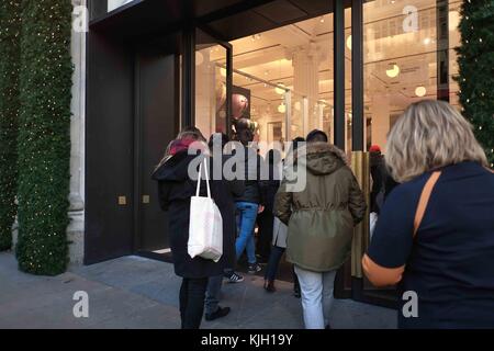 London, Großbritannien. 24 Nov, 2017. Am frühen Morgen Shopper sind zuerst durch die Tür, wie Selfridges am Schwarzen Freitag in der Oxford Street eröffnet. : Credit: Claire Doherty/Alamy leben Nachrichten Stockfoto