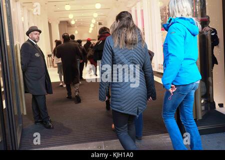 London, Großbritannien. 24 Nov, 2017. Am frühen Morgen Shopper sind zuerst durch die Tür, wie Selfridges am Schwarzen Freitag in der Oxford Street eröffnet. : Credit: Claire Doherty/Alamy leben Nachrichten Stockfoto