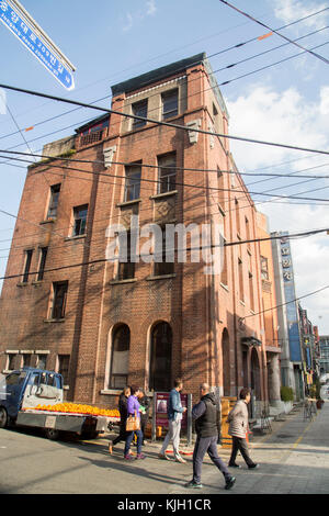 Ehemaliges Baekje Hospital, 15. November 2017 : das Gebäude des ehemaligen Baekje Hospital befindet sich in Busan, etwa 420 km (261 Meilen) südöstlich von Seoul, Südkorea. Das Baekje Hospital wurde 1922 von Choi Yong-hae, einem Koreaner, der in Japan lebte, erbaut. Es war das erste moderne private Allgemeinkrankenhaus. Nach dem Konkurs des Krankenhauses diente das Gebäude um 1932 als chinesisches Restaurant, um 1942 als Quartier für japanische Truppen, um als Büro der Sicherheitskräfte, um 1945 als chinesisches Konsulat und seit 1953 als Hochzeitssaal. Es ist jetzt Brown Hands Baekje Café. (Foto: Lee Jae-won/AFLO) (SÜD Stockfoto