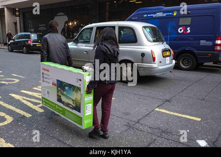 London, Großbritannien. 24 Nov, 2017. Schwarzer Freitag Shopper auf der Oxford Street. : Credit: Claire Doherty/Alamy leben Nachrichten Stockfoto