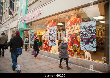 Briefpapier Geschäfte & Shopper im Stadtzentrum von Manchester am Black Friday, der zu einem der größten Shopping-Tage des Jahres geworden ist. Store Einzelhändler Rabatt Angebote & senken die Preise über einen Großteil ihrer Aktien, um die weihnachtsgeschenk-Kauf Saison beginnt mit dem Monatsende Pay-Check zusammenfallen. Stockfoto