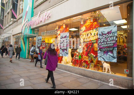 Briefpapier Geschäfte & Shopper im Stadtzentrum von Manchester am Black Friday, der zu einem der größten Shopping-Tage des Jahres geworden ist. Store Einzelhändler Rabatt Angebote & senken die Preise über einen Großteil ihrer Aktien, um die weihnachtsgeschenk-Kauf Saison beginnt mit dem Monatsende Pay-Check zusammenfallen. Stockfoto