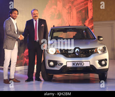 Colombo, Sri Lanka. November 2017. Kumar Sangakkara(L) und Sumit Sawhney, Managing Director und Chief Executive Officer von Renault India Private Limited(R), schütteln während der Veröffentlichung der Ausgabe „KIWID Live for More“ in Sri Lanka die Hände. Quelle: Vimukthi Embuldeniya/Alamy Live News Stockfoto