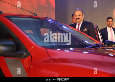 Colombo, Sri Lanka. 24 Nov, 2017. Kumar Sangakkara sieht in der Seite o Die lanched Auto während der Start von "KIWID Live für mehr "Ausgabe in Sri Lanka. Credit: vimukthi Embuldeniya/Alamy leben Nachrichten Stockfoto