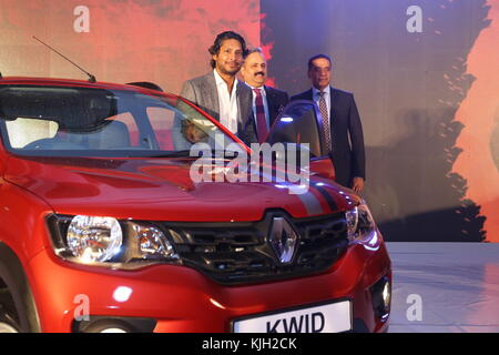 Colombo, Sri Lanka. 24 Nov, 2017. Kumar Sangakkara sieht in der Seite o Die lanched Auto während der Start von "KIWID Live für mehr "Ausgabe in Sri Lanka. Credit: vimukthi Embuldeniya/Alamy leben Nachrichten Stockfoto