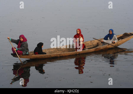 Srinagar, Kashmir. 24 Nov, 2017. Kaschmirischen Familie rudern Holzboot nach dem Gebet bei Tag 5 Eid milad-un-Nabi (Säge). Indien, ein Land, das Feste von allen Glauben umfasst feiert Eid-e-milad am 1. Dezember. Der Tag, dedizierte Muhammad Prophet, beobachtet die beiden Feier und Trauer. Der Tag ist im dritten Monat des islamischen Kalenders gefeiert namens Rabi' al-aawal. Credit: sofi Suhail/alamy leben Nachrichten Stockfoto