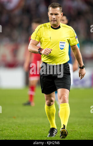 Schiedsrichter Vladislav Bezborodov reagiert während des Gruppenspiels der Europa League zwischen 1. FC Köln und FC Arsenal in Köln, Deutschland, 23. November 2017. Foto: Marius Becker/dpa Stockfoto