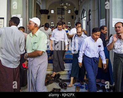 Rangun, Yangon, Myanmar. 24 Nov, 2017. Männer mogul Schia Moschee in Yangon nach Freitag mittag Gebete. Viele Muslime in überwiegend buddhistischen Myanmar fühlen sich ihre Religion durch eine Reihe von Gesetzen, die nicht Ziel - Buddhisten bedroht ist. Im Rahmen der so genannten "Rasse und Religion schutz Gesetze,'' die Menschen nicht erlaubt sind vom Buddhismus zu einer anderen Religion ohne Erlaubnis der Behörden zu konvertieren, buddhistischer Frauen sind nicht erlaubt nicht-buddhistischen Männer ohne Erlaubnis von der Gemeinschaft und die Polygamie zu heiraten ist verboten. Papst Franziskus ist in Myanmar nächste Woche ankommen und ist mit einem erwarteten Stockfoto