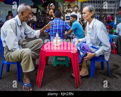 Rangun, Yangon, Myanmar. 24 Nov, 2017 muslimische Männer in Yangon Kaffee bei einem Kaffee stand nach Freitag mittag Gebete. Viele Muslime in überwiegend buddhistischen Myanmar fühlen sich ihre Religion durch eine Reihe von Gesetzen, die nicht Ziel - Buddhisten bedroht ist. Im Rahmen der so genannten "Rasse und Religion schutz Gesetze,'' die Menschen nicht erlaubt sind vom Buddhismus zu einer anderen Religion ohne Erlaubnis der Behörden zu konvertieren, buddhistischer Frauen sind nicht erlaubt nicht-buddhistischen Männer ohne Erlaubnis von der Gemeinschaft und die Polygamie zu heiraten ist verboten. Papst Franziskus ist in Myanmar nächste Woche ankommen und ist expecte Stockfoto