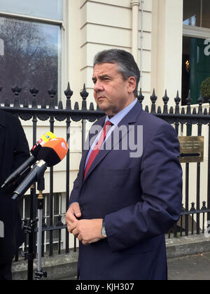 London, Großbritannien. November 2017. Bundesaußenminister Sigmar Gabriel (Sozialdemokratische Partei) beantwortet Fragen von Journalisten in London, England, 24. November 2017. Zuvor hatte sich Gabriel mit seinem britischen Amtskollegen Johnson getroffen, um die Situation im Nahen Osten zu diskutieren. Quelle: Silvia Kusidlo/dpa/Alamy Live News Stockfoto