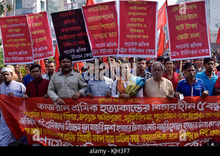 Dhaka, Bangladesch. 24 Nov, 2017. Ein bangladeshi Aktivisten und Verwandte von Opfern der tazreen Moden Feuer an einem Protestmarsch zum fünften Jahrestag der Katastrophe von Dhaka, Bangladesch. Die Regierung weist Kritik von Gewerkschaftsführern und das Gericht nicht in der Lage sind, Zeugen, die in den Fall über die tazreen Moden Feuer, das in 2012 mehr als hundert Arbeiter tot zu produzieren. Credit: sk Hasan Ali/alamy leben Nachrichten Stockfoto