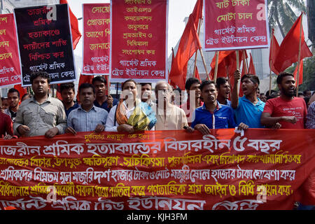 Dhaka, Bangladesch. 24 Nov, 2017. Ein bangladeshi Aktivisten und Verwandte von Opfern der tazreen Moden Feuer an einem Protestmarsch zum fünften Jahrestag der Katastrophe von Dhaka, Bangladesch. Die Regierung weist Kritik von Gewerkschaftsführern und das Gericht nicht in der Lage sind, Zeugen, die in den Fall über die tazreen Moden Feuer, das in 2012 mehr als hundert Arbeiter tot zu produzieren. Credit: sk Hasan Ali/alamy leben Nachrichten Stockfoto