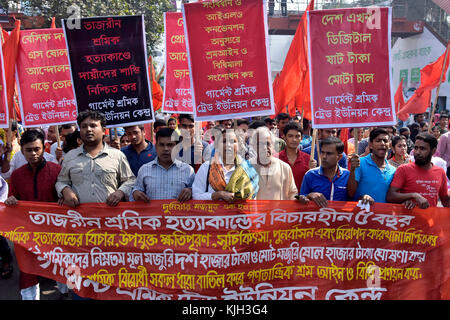 Dhaka, Bangladesch. 24 Nov, 2017. Ein bangladeshi Aktivisten und Verwandte von Opfern der tazreen Moden Feuer an einem Protestmarsch zum fünften Jahrestag der Katastrophe von Dhaka, Bangladesch. Die Regierung weist Kritik von Gewerkschaftsführern und das Gericht nicht in der Lage sind, Zeugen, die in den Fall über die tazreen Moden Feuer, das in 2012 mehr als hundert Arbeiter tot zu produzieren. Credit: sk Hasan Ali/alamy leben Nachrichten Stockfoto