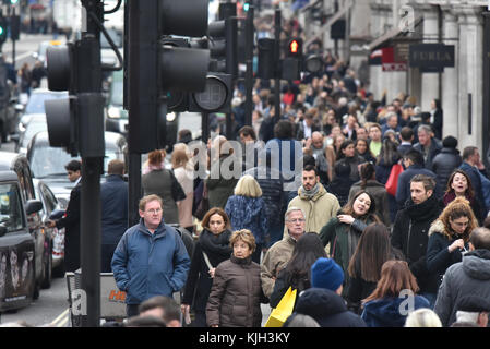 Regent Street, London, Großbritannien. November 2017. Käufer füllen die Regent Street um 13:00 Uhr. Quelle: Matthew Chattle/Alamy Live News Stockfoto