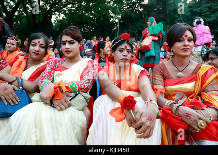 Dhaka, Bangladesch. 24 Nov, 2017. bangladeshi dritte Geschlecht Leute an einem Programm während der Feier des Internationalen Tag für die Beseitigung der Gewalt gegen Frauen in Dhaka, Bangladesh. Credit: sk Hasan Ali/alamy leben Nachrichten Stockfoto