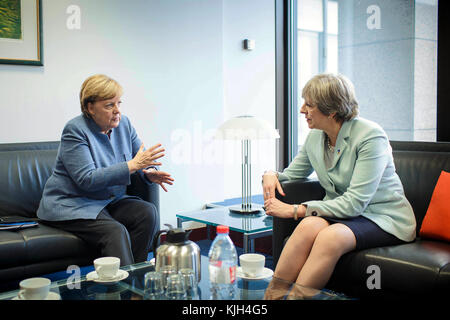 Brüssel, Belgien November 2017. HANDOUT - Bundeskanzlerin Angela Merkel trifft auf dem EU-Gipfel für Östliche Partnerschaft am 24. November 2017 in Brüssel (Belgien) mit der britischen Premierministerin Theresa May zusammen. Quelle: Nicole Dartsch/bpa/bpa/dpa/Alamy Live News Stockfoto