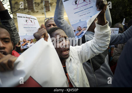 Rom, Rom, ITALIEN. November 2017. Europa, Italien, Rom, 24. November 2017: Demonstration in der Via Nomentana vor der libyschen Botschaft gegen Sklaverei und Inhaftierung in libischem Gebiet. Hunderte von Flüchtlingen und Solidaritätsaktivisten haben sich darauf konzentriert, zu sagen, dass das, was geschieht, die erste aller in diesen Jahren unterzeichneten Politiken und Vereinbarungen ist. Abkommen, nicht zuletzt die Vereinbarungen, die der italienische Innenminister Marco Minniti auf libyschem Territorium getroffen hat, die Teil der atavistischen Plünderung natürlicher Ressourcen auf dem afrikanischen Kontinent sind. Quelle: Danilo Balducci/ZUMA Wire/Alamy Live News Stockfoto