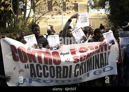 Rom, Rom, ITALIEN. November 2017. Europa, Italien, Rom, 24. November 2017: Demonstration in der Via Nomentana vor der libyschen Botschaft gegen Sklaverei und Inhaftierung in libischem Gebiet. Hunderte von Flüchtlingen und Solidaritätsaktivisten haben sich darauf konzentriert, zu sagen, dass das, was geschieht, die erste aller in diesen Jahren unterzeichneten Politiken und Vereinbarungen ist. Abkommen, nicht zuletzt die Vereinbarungen, die der italienische Innenminister Marco Minniti auf libyschem Territorium getroffen hat, die Teil der atavistischen Plünderung natürlicher Ressourcen auf dem afrikanischen Kontinent sind. Quelle: Danilo Balducci/ZUMA Wire/Alamy Live News Stockfoto