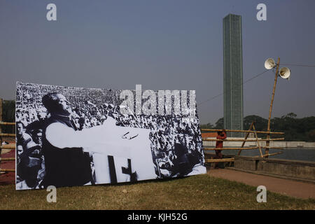 Dhaka, Bangladesch. 24 Nov, 2017. Ein Arbeitnehmer stand neben einem Plakat drucken Scheich Mujibur Rahman liefert seine Rede bei einer kommenden Veranstaltung an suhrawardy Udayan. Credit: md. mehedi Hasan/zuma Draht/alamy leben Nachrichten Stockfoto