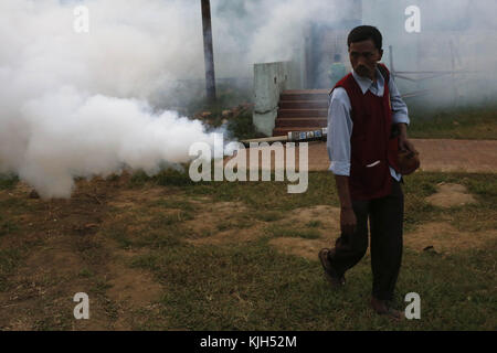 Dhaka, Bangladesch. November 2017. Ein bangladeschischer Gesundheitsarbeiter sprüht Anti-Mücken-Rauch für eine bevorstehende Veranstaltung in Suhrawardy Udyan. Kredit: Md Mehedi Hasan/ZUMA Wire/Alamy Live News Stockfoto