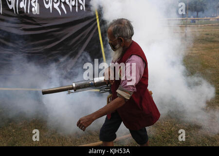 Dhaka, Bangladesch. 24 Nov, 2017. Ein bangladeshi Gesundheit Arbeiter sprays Anti Moskito Rauch bei einer kommenden Veranstaltung an Suhrawardy Udyan. Credit: md. mehedi Hasan/zuma Draht/alamy leben Nachrichten Stockfoto