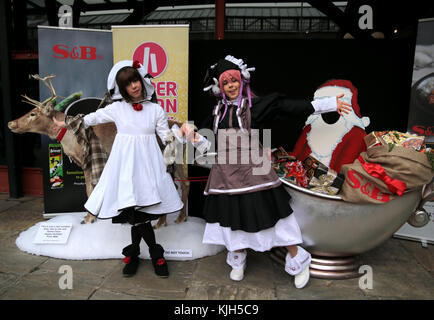 London, Großbritannien. 24. November 2017. hyper Japan Weihnachten 2017 öffnet seine Türen im Tabak Docks, um alle Dinge in Japan, von kulturellen Darbietungen, die immer gesucht nach manga Magazine, traditionelles Essen, das weltberühmte japanische Getränk saki und eine Vielzahl von Kalligraphie, Pop, Cosplay, Maskottchen, und ukiya, Bilder der fließenden Welt so typisch Japanisch @ Paul quezada - Neiman/alamy leben Nachrichten Stockfoto