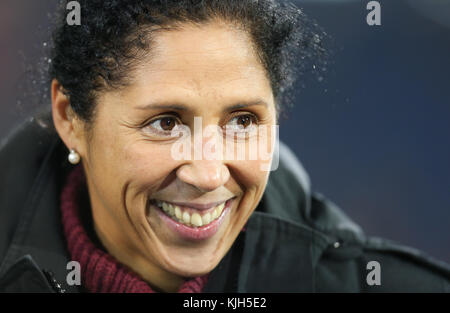 Deutschlands Trainer Steffi Jones lächelt am Ende des Freundschaftsspiels der Frauen zwischen Deutschland und Frankreich im Stadion Schueco Arena in Bielefeld, Deutschland, 24. November 2017. Foto: Friso Gentsch/dpa Stockfoto
