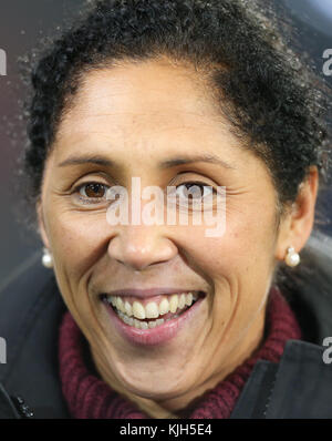 Deutschlands Trainer Steffi Jones lächelt am Ende des Freundschaftsspiels der Frauen zwischen Deutschland und Frankreich im Stadion Schueco Arena in Bielefeld, Deutschland, 24. November 2017. Foto: Friso Gentsch/dpa Stockfoto