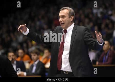 Pardubice, Tschechische Republik. November 2017. Der tschechische Cheftrainer Ronen Ginzburg im Einsatz beim Qualifikationsspiel der Männer Basketball-Weltmeisterschaft 2017 in Pardubice, Tschechische Republik, 24. November 2017. Quelle: Josef Vostarek/CTK Photo/Alamy Live News Stockfoto