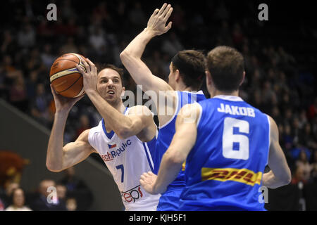 Pardubice, Tschechische Republik. November 2017. Vojtech Hruban aus Tschechien, Linke und Jacob Orn Sigurdarson aus Island im Einsatz während des Qualifikationsspiels der Männer Basketball-Weltmeisterschaft 2017 F Match Tschechische Republik gegen Island in Pardubice, Tschechische Republik, 24. November 2017. Quelle: Josef Vostarek/CTK Photo/Alamy Live News Stockfoto