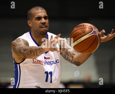 Pardubice, Tschechische Republik. November 2017. Blake Schilb von Tschechien im Einsatz während des Qualifikationsspiels der Männer Basketball-Weltmeisterschaft 2017 F Match Tschechien gegen Island in Pardubice, Tschechische Republik, 24. November 2017. Quelle: Josef Vostarek/CTK Photo/Alamy Live News Stockfoto