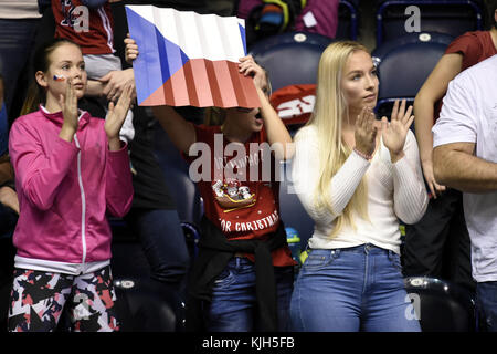 Pardubice, Tschechische Republik. November 2017. Tschechische Fans beim Qualifikationsspiel der Männer-Basketball-Weltmeisterschaft 2017 F-Spiel Tschechische Republik gegen Island in Pardubice, Tschechische Republik, 24. November 2017. Quelle: Josef Vostarek/CTK Photo/Alamy Live News Stockfoto