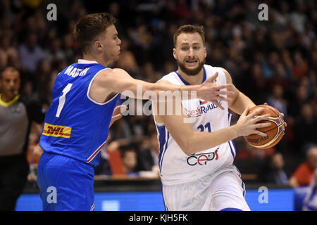 Pardubice, Tschechische Republik. November 2017. Martin Hermannsson aus Island, links, und Martin Kriz aus Tschechien in Aktion während des Qualifikationsspiels der Männer Basketball-Weltmeisterschaft 2017 F Match Tschechische Republik gegen Island in Pardubice, Tschechische Republik, 24. November 2017. Quelle: Josef Vostarek/CTK Photo/Alamy Live News Stockfoto