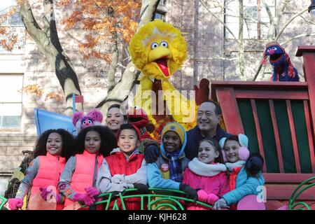 New York City. November 2017. Central Park West, New York, USA, 23. November 2017 - Sesame Street Performers nimmt heute an der 91. Jährlichen Macy's Thanksgiving Day Parade in New York Teil. Quelle: Luiz Rampelotto/EuropaNewswire | weltweite Nutzung/dpa/Alamy Live News Stockfoto